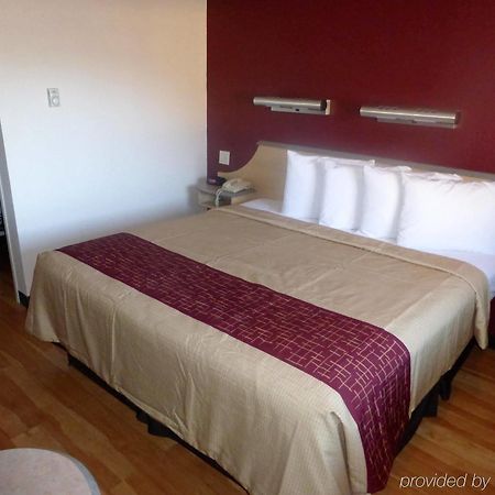 Red Roof Inn Cincinnati East - Beechmont Cherry Grove Eksteriør billede