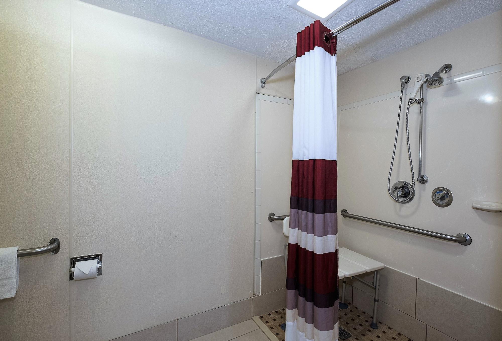 Red Roof Inn Cincinnati East - Beechmont Cherry Grove Eksteriør billede