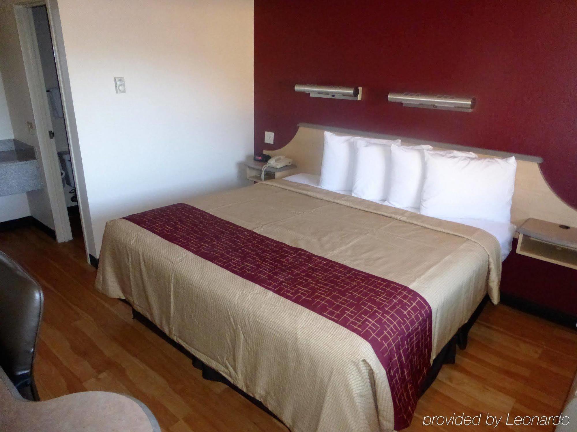 Red Roof Inn Cincinnati East - Beechmont Cherry Grove Eksteriør billede